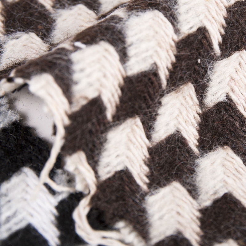 Tecido de tweed com padrão de ponta de flecha marrom preto em relevo 2406